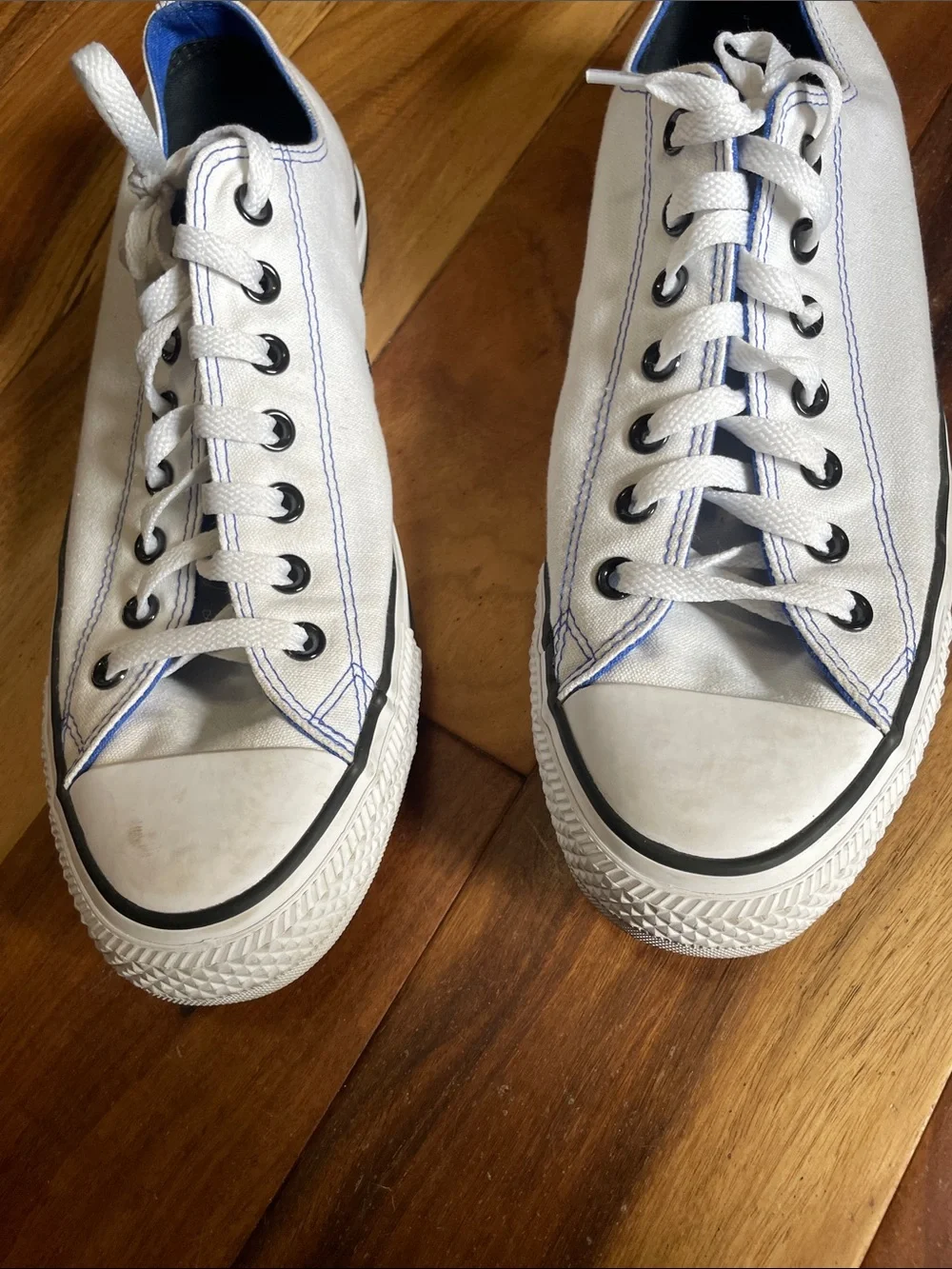 Converse Unisex White Sneakers. Good Condition. Men's Size 11. Women's Size 13. - Picture 7 of 11
